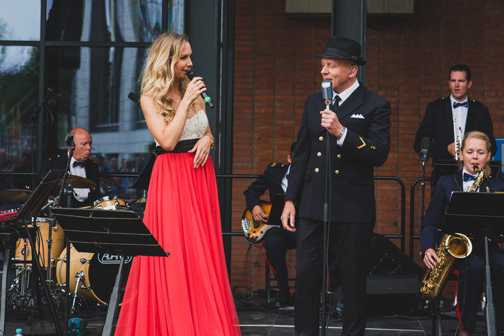 Duet met Frank in Person & bigband van de FKNR tijdens de veteranendag in Amsterdam